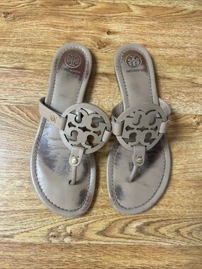 Tory Burch Nude/Taupe Leather Logo Thong Sandals. Size 8